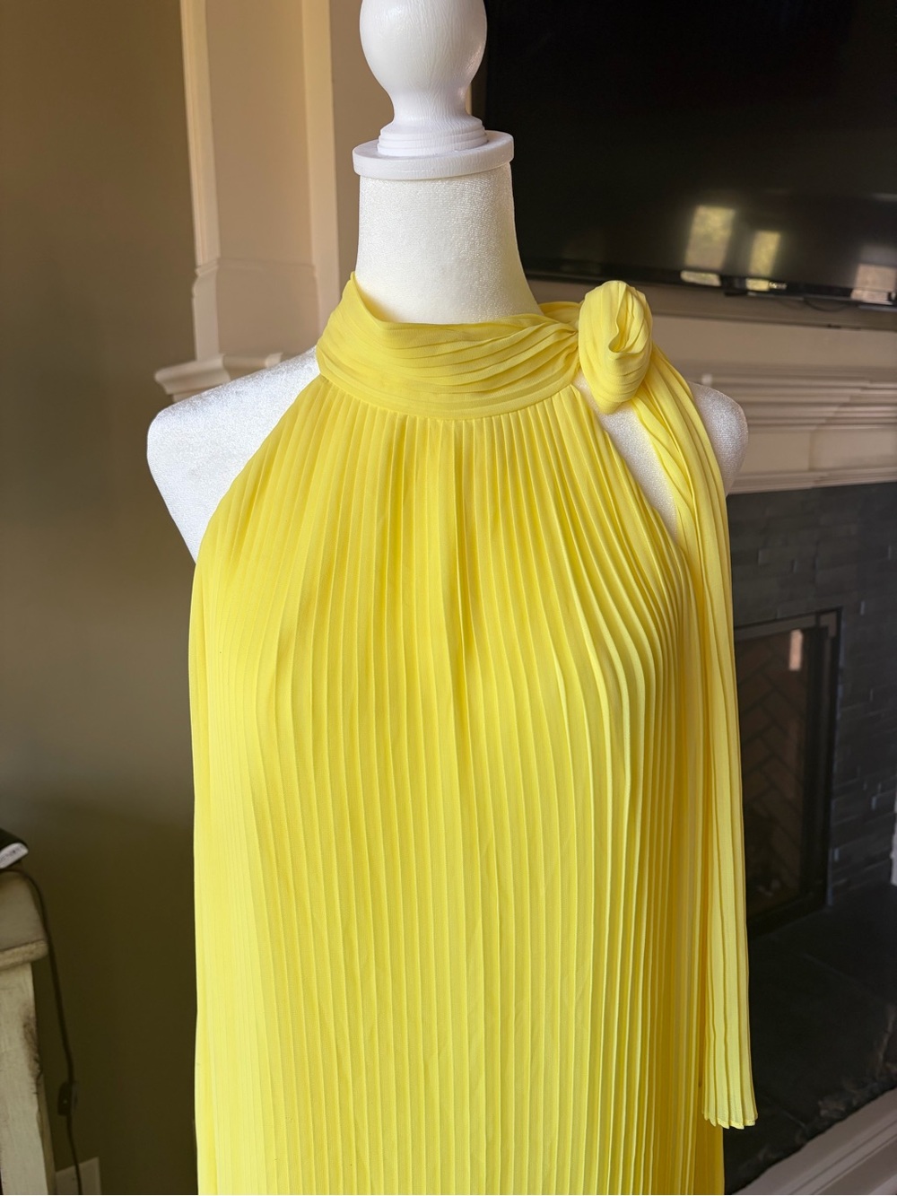 Oleg Cassini Vintage Sz 8 Yellow Pleated Sleeveless Tie Neck Cocktail Dress - Picture 3 of 9